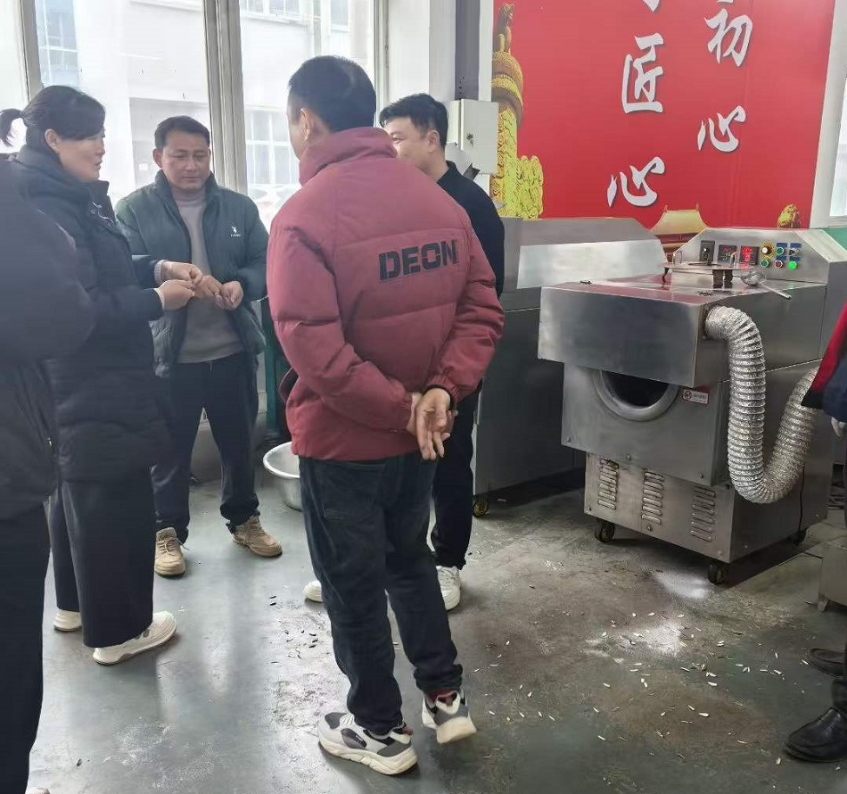 山東客戶現(xiàn)場考察訂購許昌智工中型電磁炒貨機